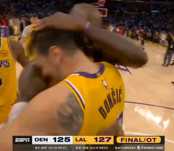 开云登录入口地址-❤️爱你！比赛结束后詹姆斯第一时间从后场狂奔回去和东契奇拥抱